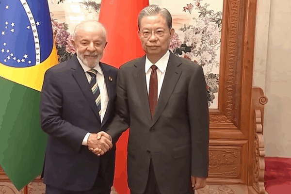 El principal legislador de China se reúne con el presidente de Brasil en Pekín