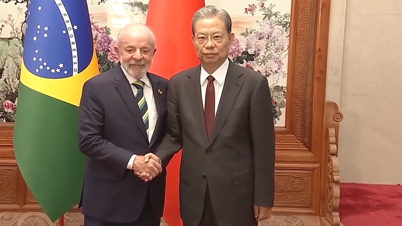 El principal legislador de China se reúne con el presidente de Brasil en Pekín