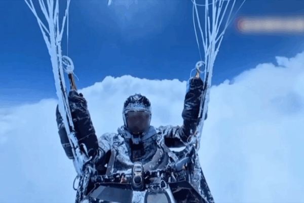Supervivencia a Gran Altura: La Prueba de 8,598m de un Parapentista de 55 Años