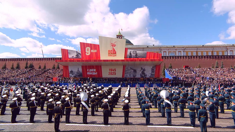 Xi y Putin Celebran el 80° Día de la Victoria en Moscú video poster