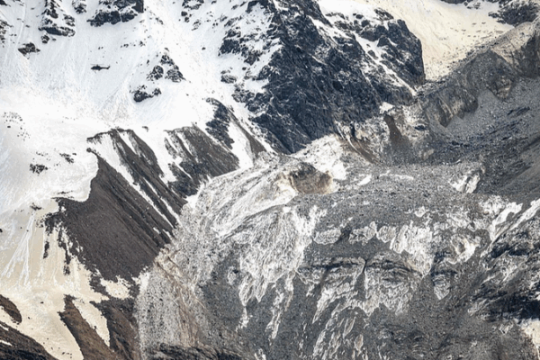 Pueblo alpino suizo devastado por enormes escombros de glaciar Pueblo_alpino_suizo_devastado_por_enormes_escombros_de_glaciar