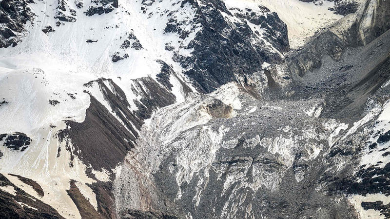 Pueblo_alpino_suizo_devastado_por_enormes_escombros_de_glaciar