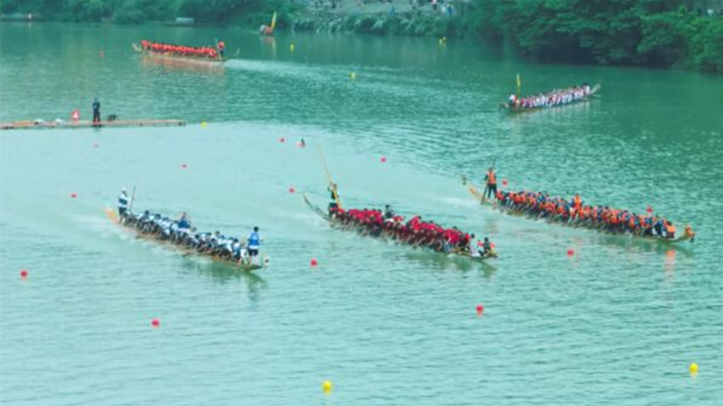 ¡La carrera de botes dragón de Guizhou comienza con un festival de emoción!