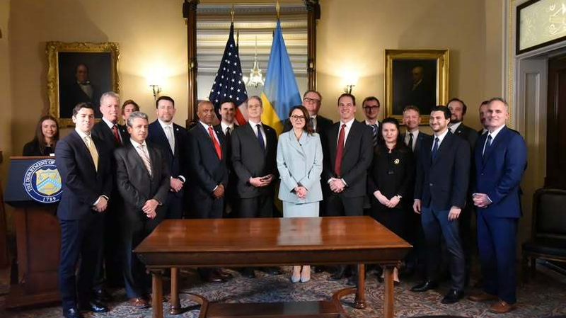 Estados Unidos y Ucrania firman acuerdo de minerales para la reconstrucción