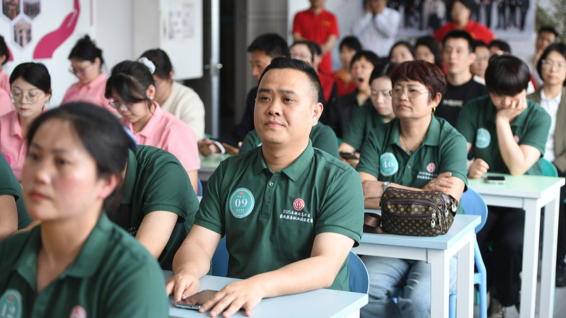 China capacitará a 1.5M de trabajadores domésticos anualmente hasta 2027