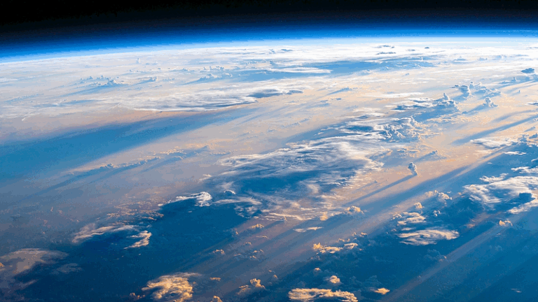 Científicos navegan para revelar los secretos del aire prístino del Océano Austral Científicos navegan para revelar los secretos del aire prístino del Océano Austral