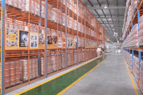 Las empresas extranjeras adoptan transformación digital y local ante la incertidumbre video poster