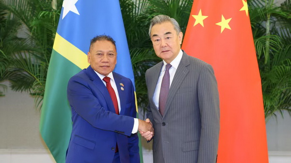 El ministro de Relaciones Exteriores de China defiende el multilateralismo con las Islas Salomón