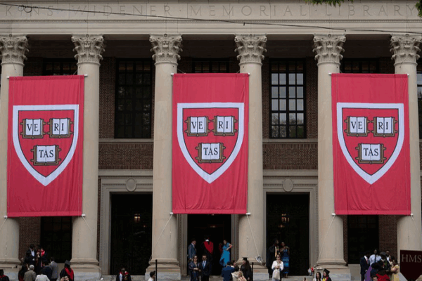Juez Federal Bloquea la Acción de Trump sobre la Prohibición de Inscripción en Harvard Juez Federal Bloquea la Acción de Trump sobre la Prohibición de Inscripción en Harvard