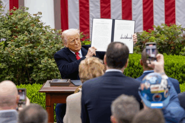 'Capitalismo de Guerra' de Trump: Tácticas de Aranceles y Tensiones Globales