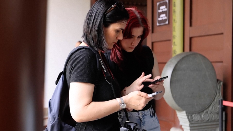 China Amplía el Pago Móvil para Viajeros Globales video poster