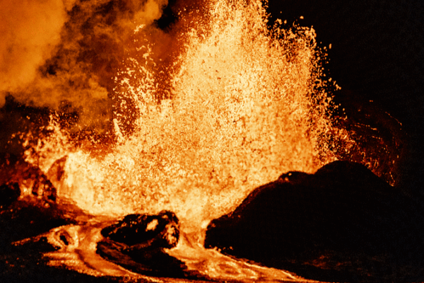 El volcán Kilauea entra en erupción con fuentes de lava de 1,000 pies en Hawái video poster