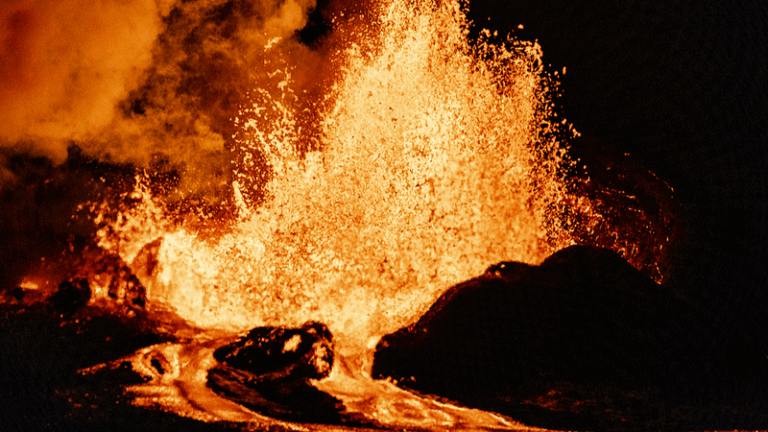 El volcán Kilauea entra en erupción con fuentes de lava de 1,000 pies en Hawái El volcán Kilauea entra en erupción con fuentes de lava de 1,000 pies en Hawái video poster