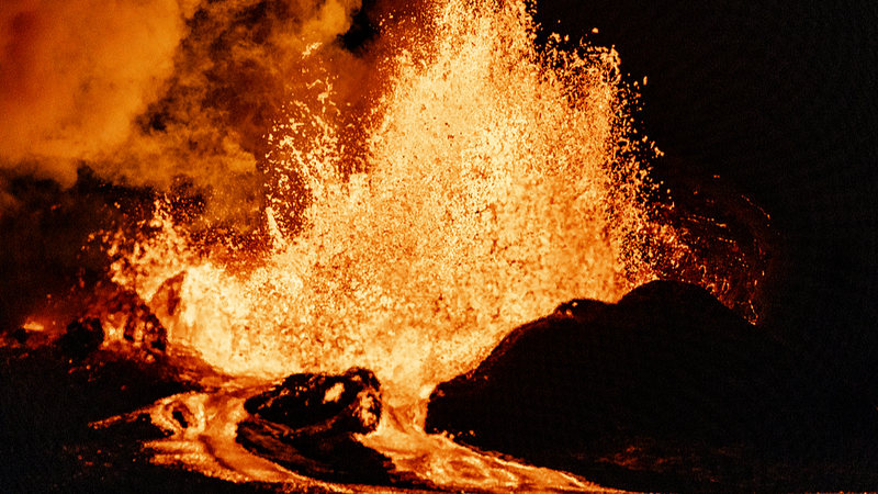 El volcán Kilauea entra en erupción con fuentes de lava de 1,000 pies en Hawái video poster