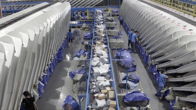 Guiyu se transforma: de pasado tóxico a centro de alta tecnología en desechos electrónicos Guiyu se transforma: de pasado tóxico a centro de alta tecnología en desechos electrónicos video poster