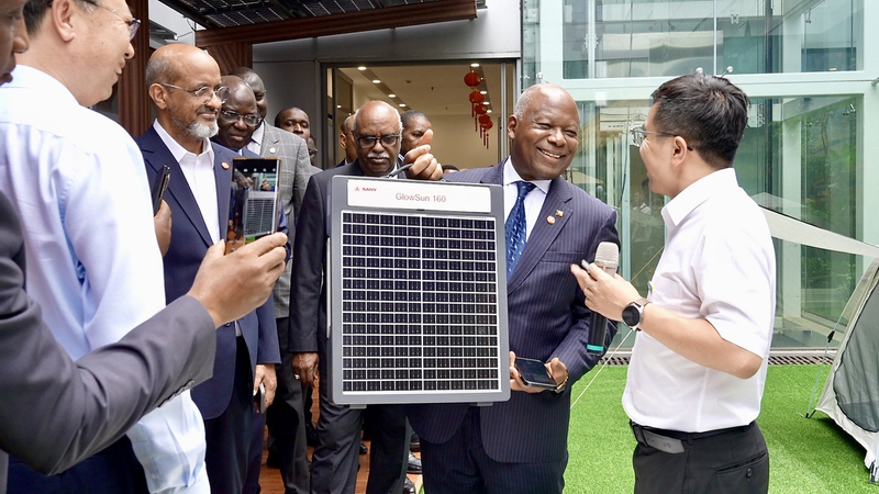 Embajador de Camerún elogia la innovación energética de China para África video poster