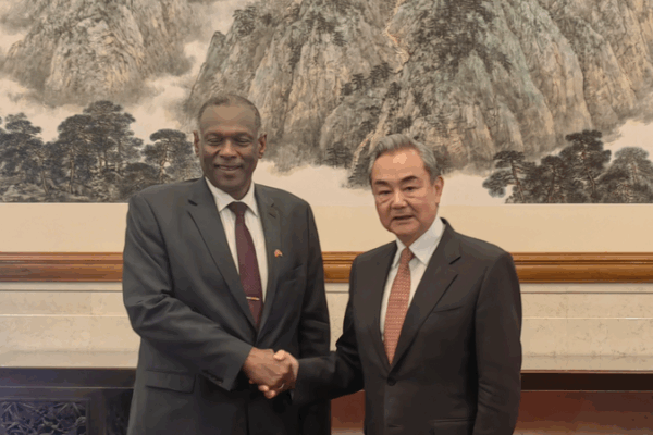 Wang Yi se reúne con el FM sudanés en Pekín