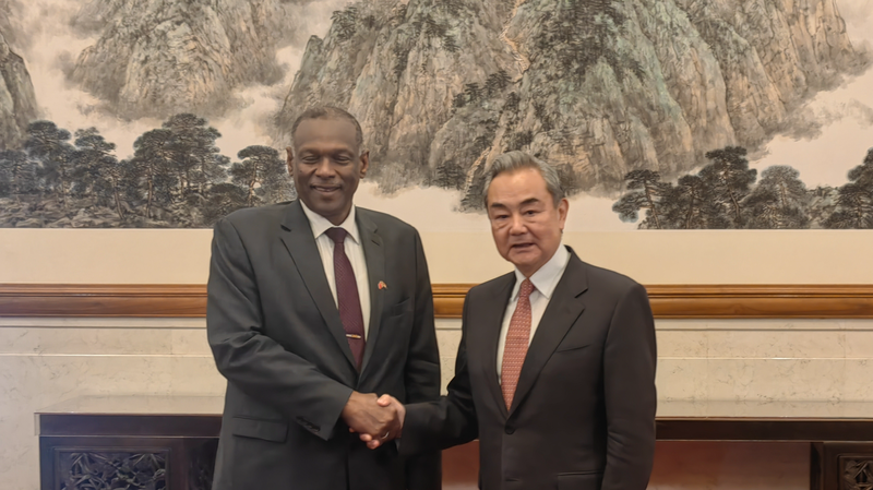 Wang Yi se reúne con el FM sudanés en Pekín