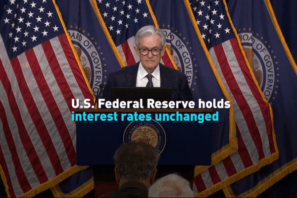La Fed mantiene las tasas estables ante la incertidumbre económica La Fed mantiene las tasas estables ante la incertidumbre económica video poster