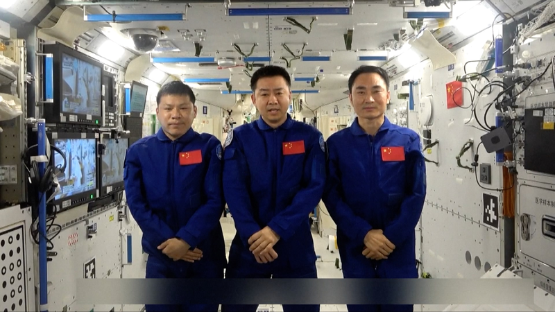 La tripulación de Shenzhou-20 inspira a la juventud con un saludo espacial en el Día del Niño video poster