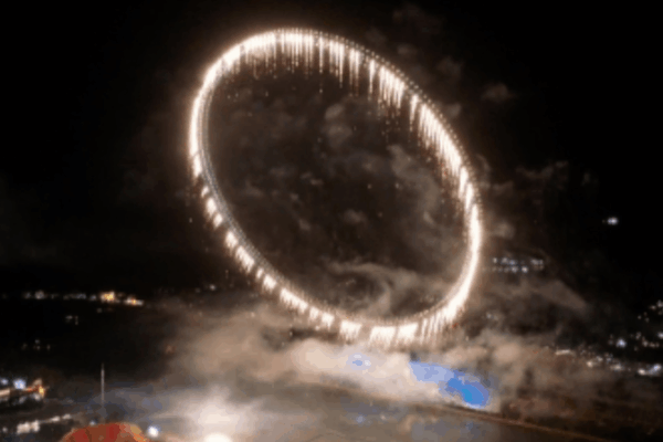Los impresionantes fuegos artificiales de Liuyang encienden el Día del Trabajo y aumentan el turismo video poster