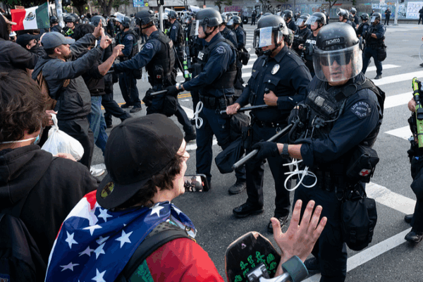 El centro de Los Ángeles en conmoción: manifestantes chocan con la Guardia Nacional video poster