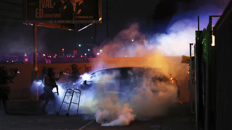 Las protestas en el centro de Los Ángeles se intensifican en medio de enfrentamientos con la Guardia Nacional video poster