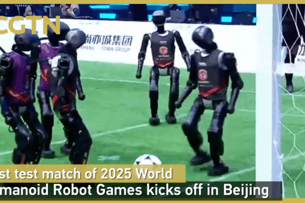 Robots humanoides brillan en el partido de prueba de 2025 en Pekín video poster