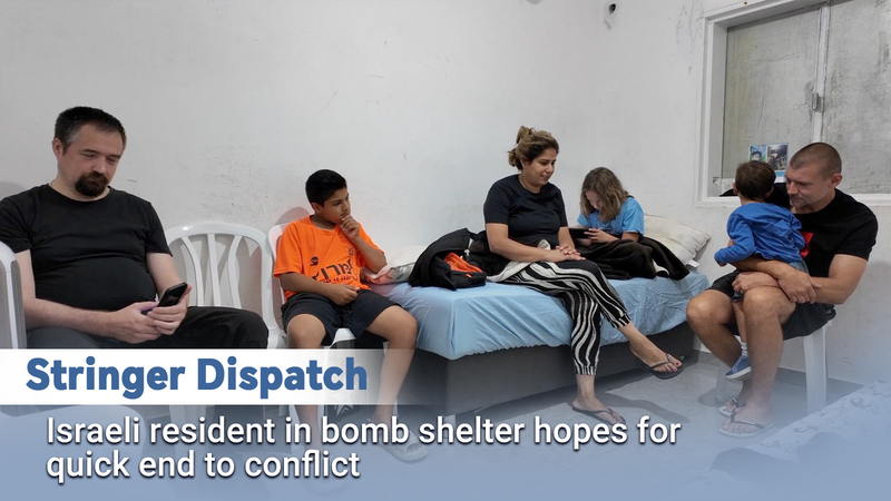 Refugio antiaéreo en Tel Aviv: Una residente espera un rápido fin del conflicto video poster