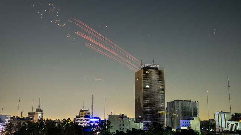 Ataques aéreos en Tel Aviv: Analista ve conflicto contenido Ataques aéreos en Tel Aviv: Analista ve conflicto contenido video poster
