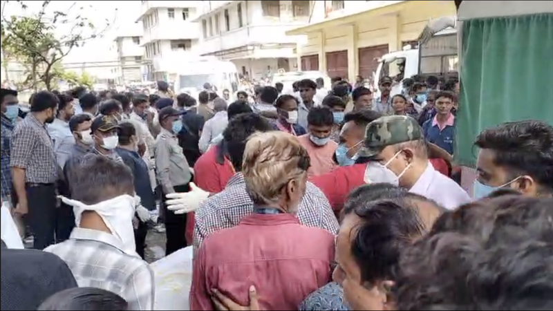 Trágico Accidente de Air India en Ahmedabad: Escena de Rescate Capturada video poster
