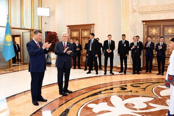 Xi & Tokayev disfrutan de un emotivo espectáculo en Astana Xi & Tokayev disfrutan de un emotivo espectáculo en Astana video poster