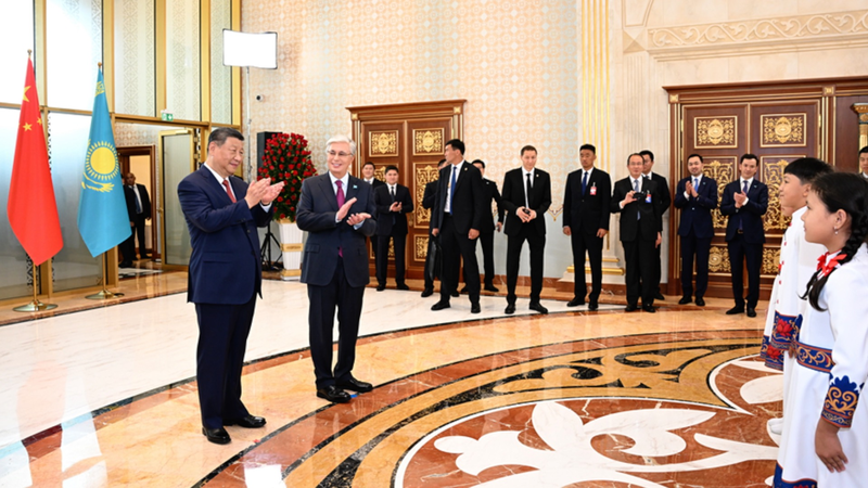 Xi & Tokayev disfrutan de un emotivo espectáculo en Astana video poster