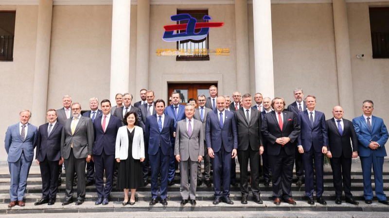 El ministro de Relaciones Exteriores de China se reúne con enviados de la UE para impulsar la cooperación futura