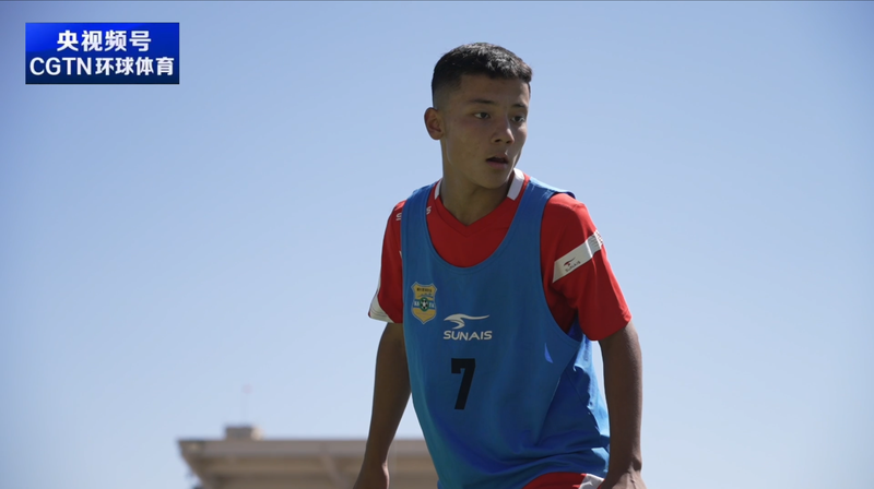 La pasión de un adolescente de Xinjiang impulsa su sueño futbolístico video poster