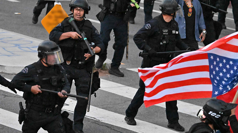 Protestas ‘No Kings’ desafían los planes de cumpleaños 79 de Trump Protestas 'No Kings' desafían los planes de cumpleaños 79 de Trump video poster