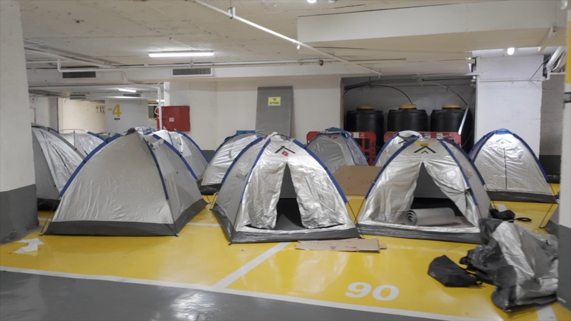 Refugio Subterráneo en Tel Aviv: Resiliencia Comunitaria en Crisis video poster