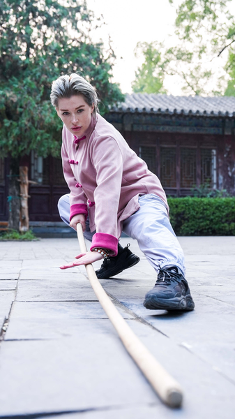 Actriz_rusa_entrena_en_el_Templo_Shaolin video poster