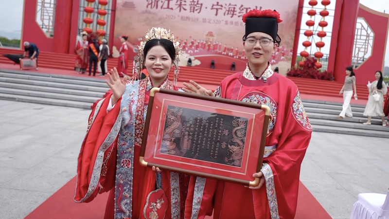 Amor en Rojo: Las Tradiciones de Bodas de China se Enaltecen Amor_en_Rojo__Las_Tradiciones_de_Bodas_de_China_se_Enaltecen video poster