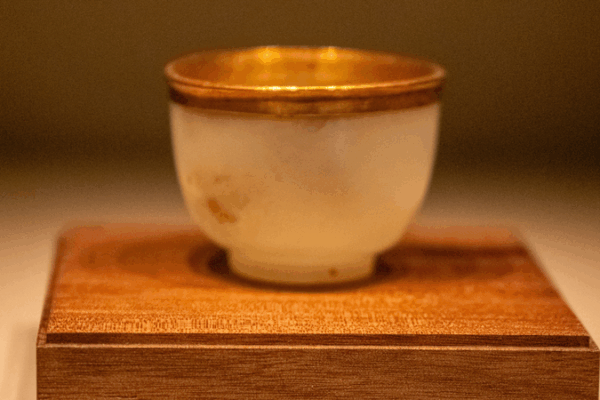 Antigua_Taza_de_Jade__Un_Refrescante_Sorbo_de_Historia