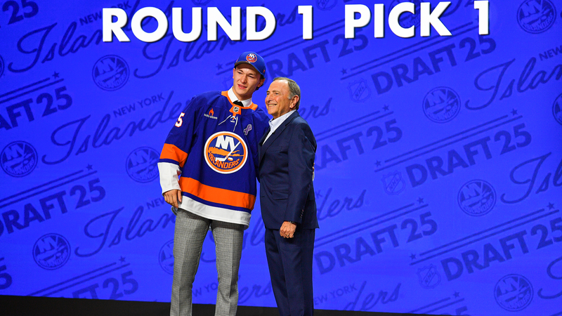 Los Islanders eligen al defensa Schaefer como selección superior del Draft de la NHL