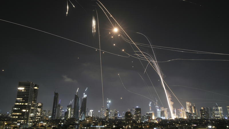 El conflicto entre Israel e Irán se intensifica con nuevos ataques en el día 12 video poster