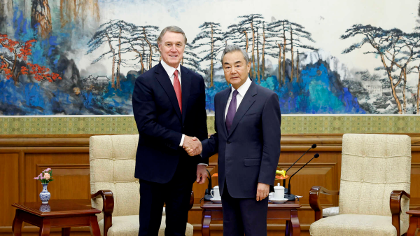 Wang Yi da la bienvenida al embajador de EE. UU. y pide un diálogo constructivo