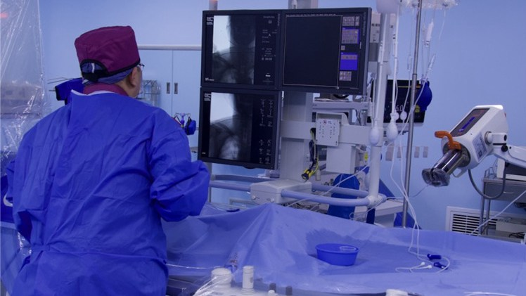 Cirugía revolucionaria de BCI impulsa la recuperación de un paciente de 67 años