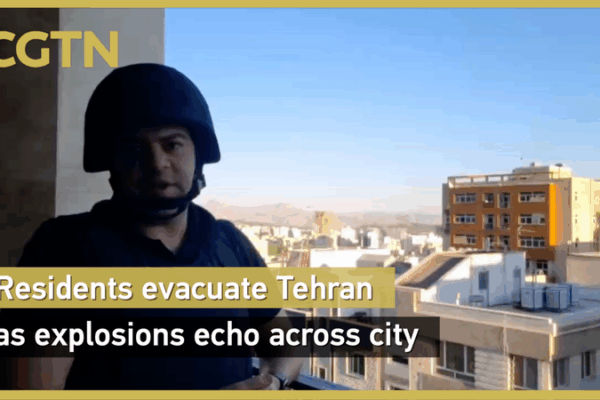 Intensos ataques aéreos: Israel, Irán y consideración de EE.UU. video poster