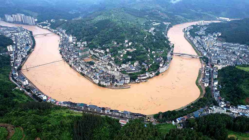 Equipos_de_rescate_se_movilizan_en_la_crisis_de_inundaciones_en_Guizhou video poster