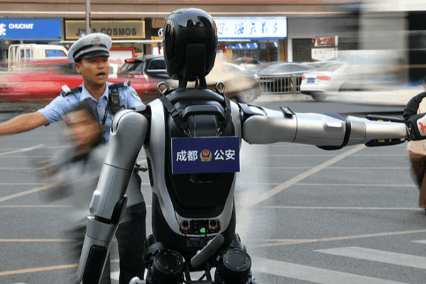 Chengdu: El Humanoide que Ayuda al Tránsito: Una Mirada al Futuro Chengdu: El Humanoide que Ayuda al Tránsito: Una Mirada al Futuro
