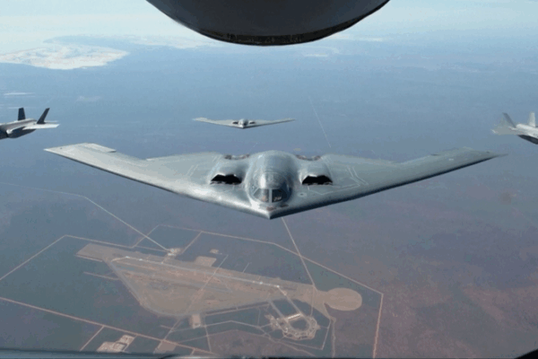 El ataque sigiloso de Trump a Irán desata un debate legal video poster