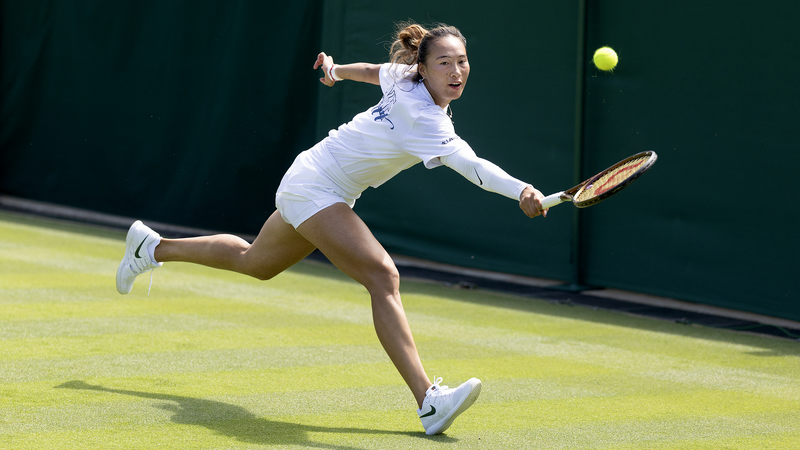 La campeona olímpica Zheng enfrenta a Siniakova en Wimbledon