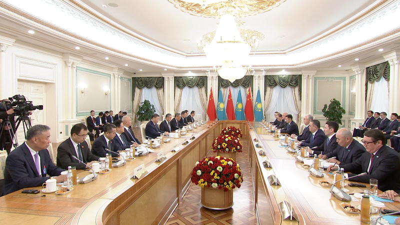 Xi Jinping y Tokayev celebran los duraderos lazos entre China y Kazajistán video poster